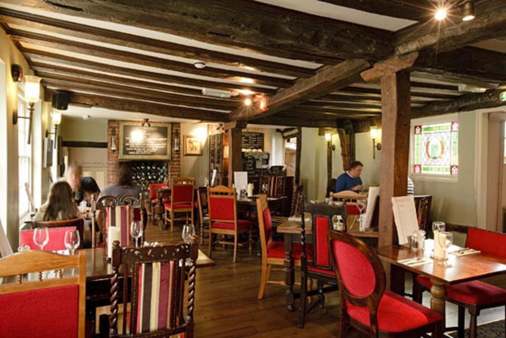 The Bell Hotel & Inn By Greene King Inns Woburn Étterem fotó